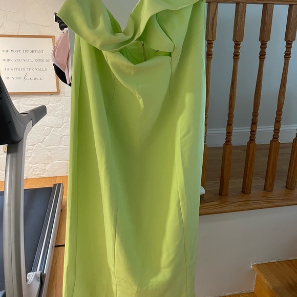 ASOS DESIGN asymmetric cut out midi dress with hardware detail in lime - Picture 3 of 5